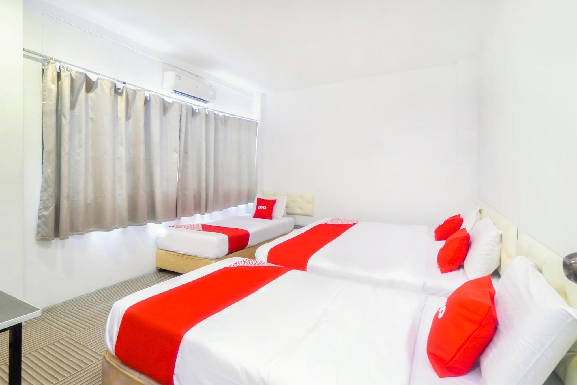 Oyo 44017 L & C Premium Stay กูชิง ภายนอก รูปภาพ