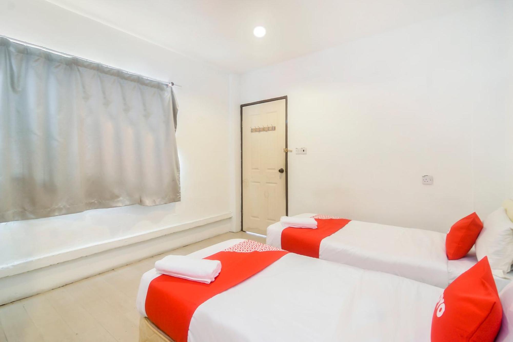 Oyo 44017 L & C Premium Stay กูชิง ภายนอก รูปภาพ