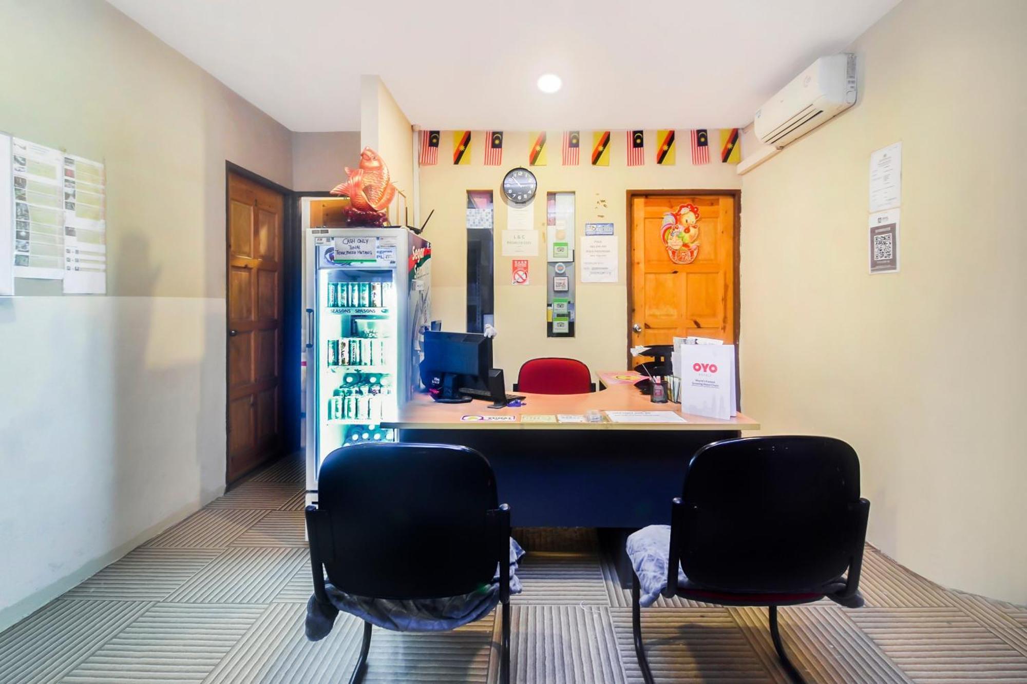 Oyo 44017 L & C Premium Stay กูชิง ภายนอก รูปภาพ